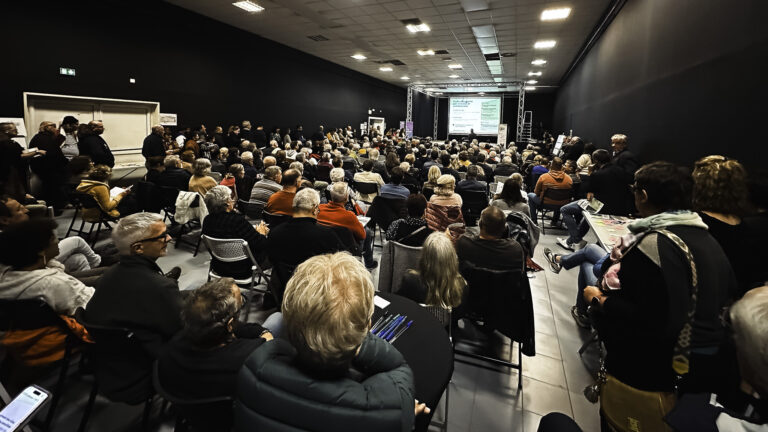 Poussan : en réponse à une tentative d’enfumage, la salle impose un débat de fond