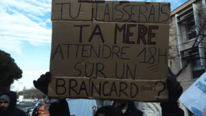 Tu laisserais ta mère attendre 18h sur un brancard (cassé) ? - Photo - Martin Bodrero