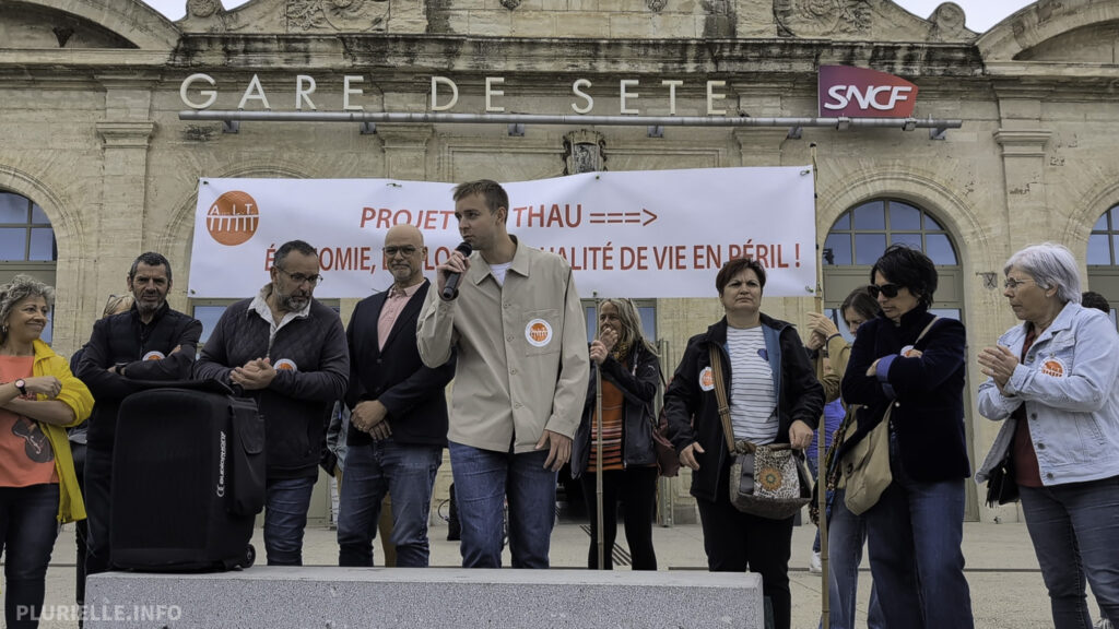 Rassemblement devant la gare de Sète pour dire halte à la LGV - Photo - IG / PLURIELLE INFO