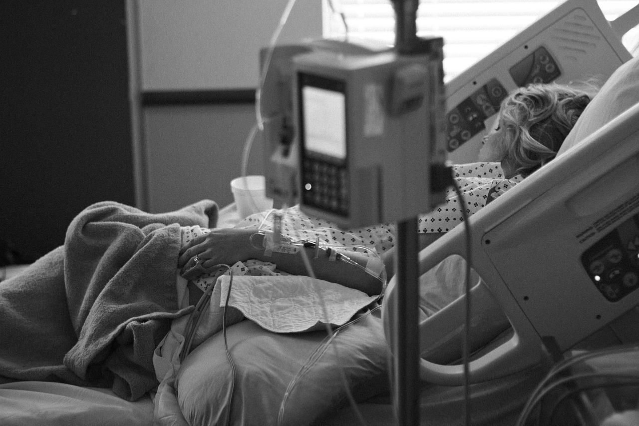 Hôpital patient sous perfusion - Photo - Parentingupstream