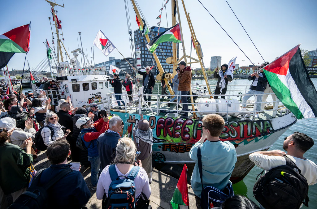 Manifestants et drapeaux palestiniens sur le quai face au navire Handala en route vers Gaza - Photo - Johan Nilsson