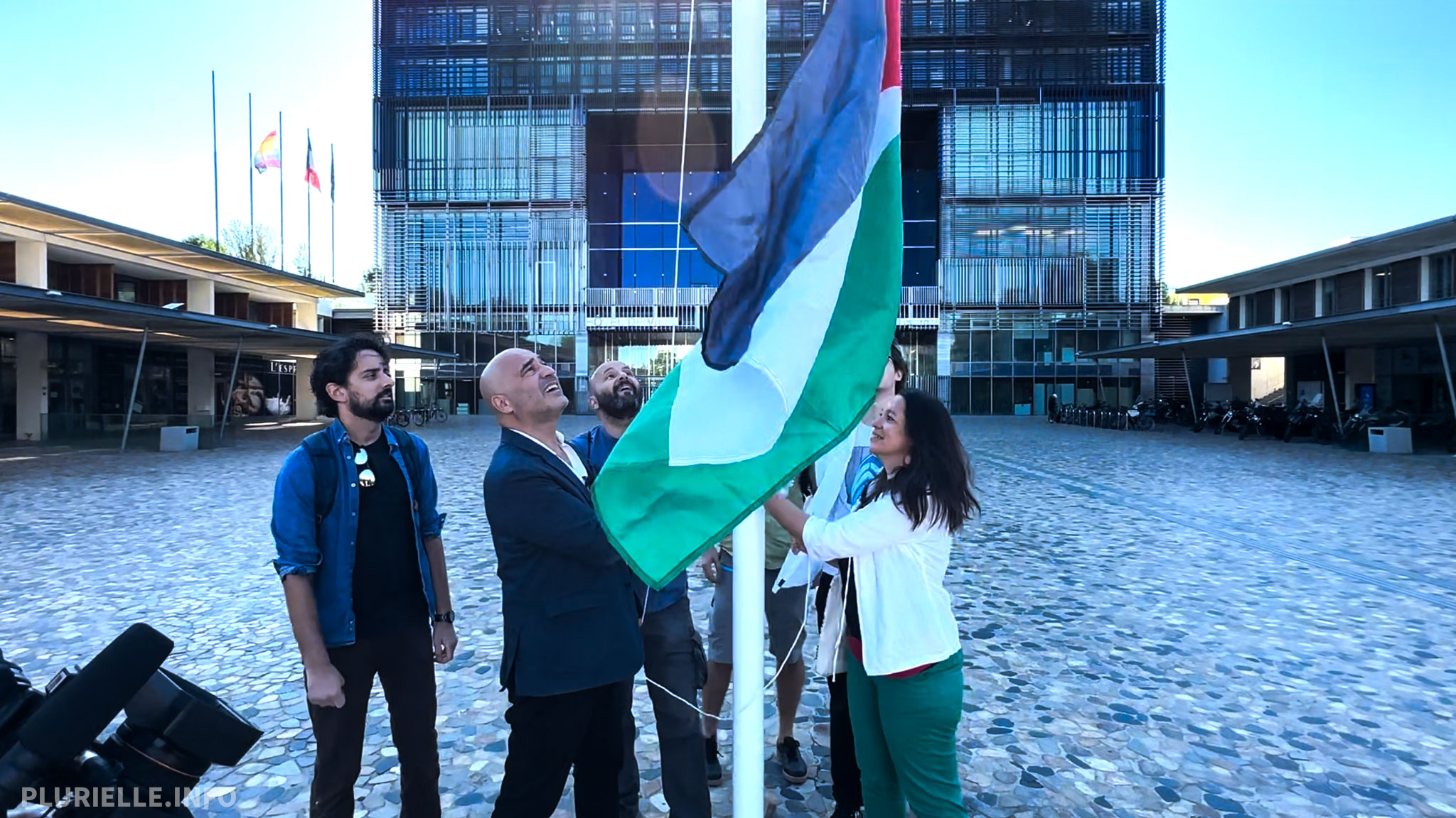 22 Septembre 2025 : Jean-Louis Roumégas, Coralie Mantion, Boris Chenaud et Kevin Hoareau hissent le drapeau palestinien - Photo - Jean-Philippe Vallespir