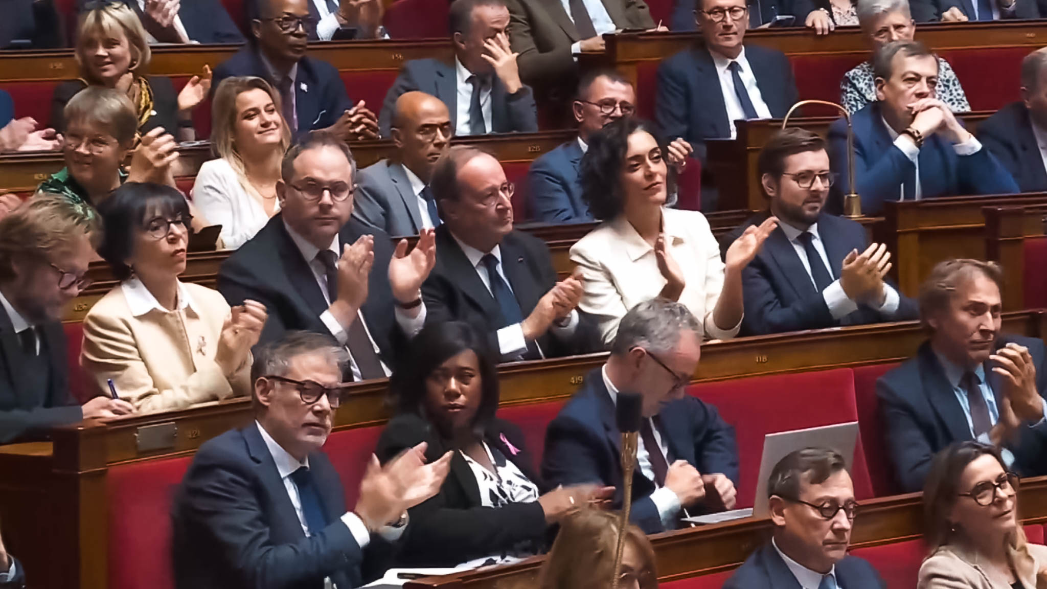 14 octobre 2025 quand les socialistes applaudissent Sébastien Lecornu - Photo - AN DR