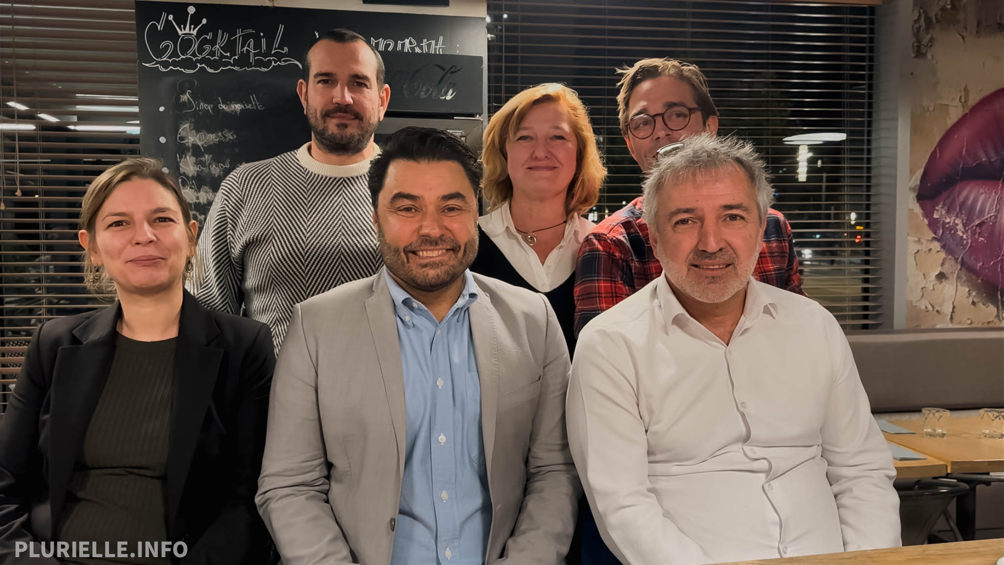 Municipales 2026 Serge Martin entouré d'une partie son équipe novembre 2025 - Photo - JPV PLURIELLE INFO