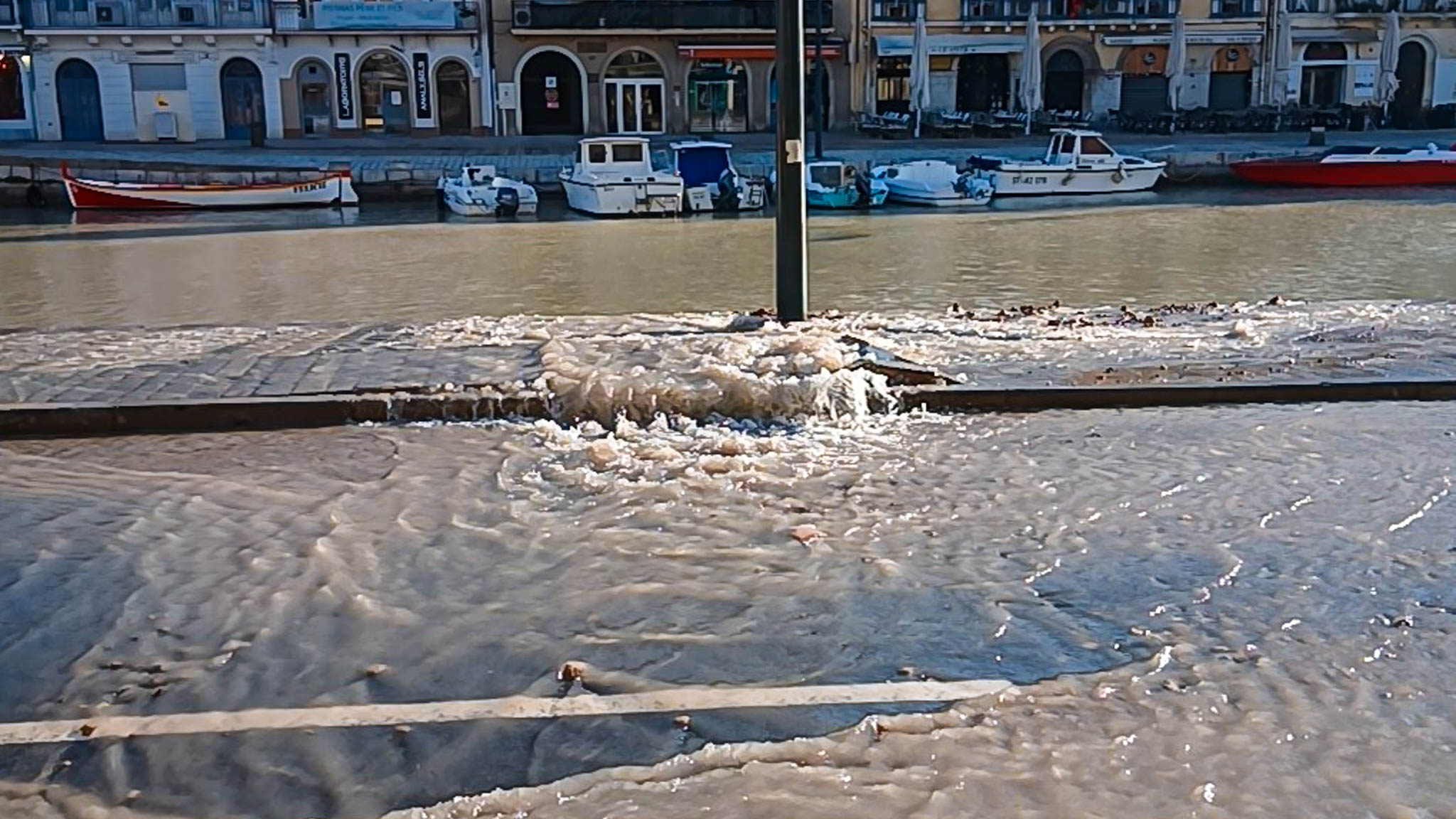 Sète une conduite d’eau cède en centre ville - Photo - Louis Belot