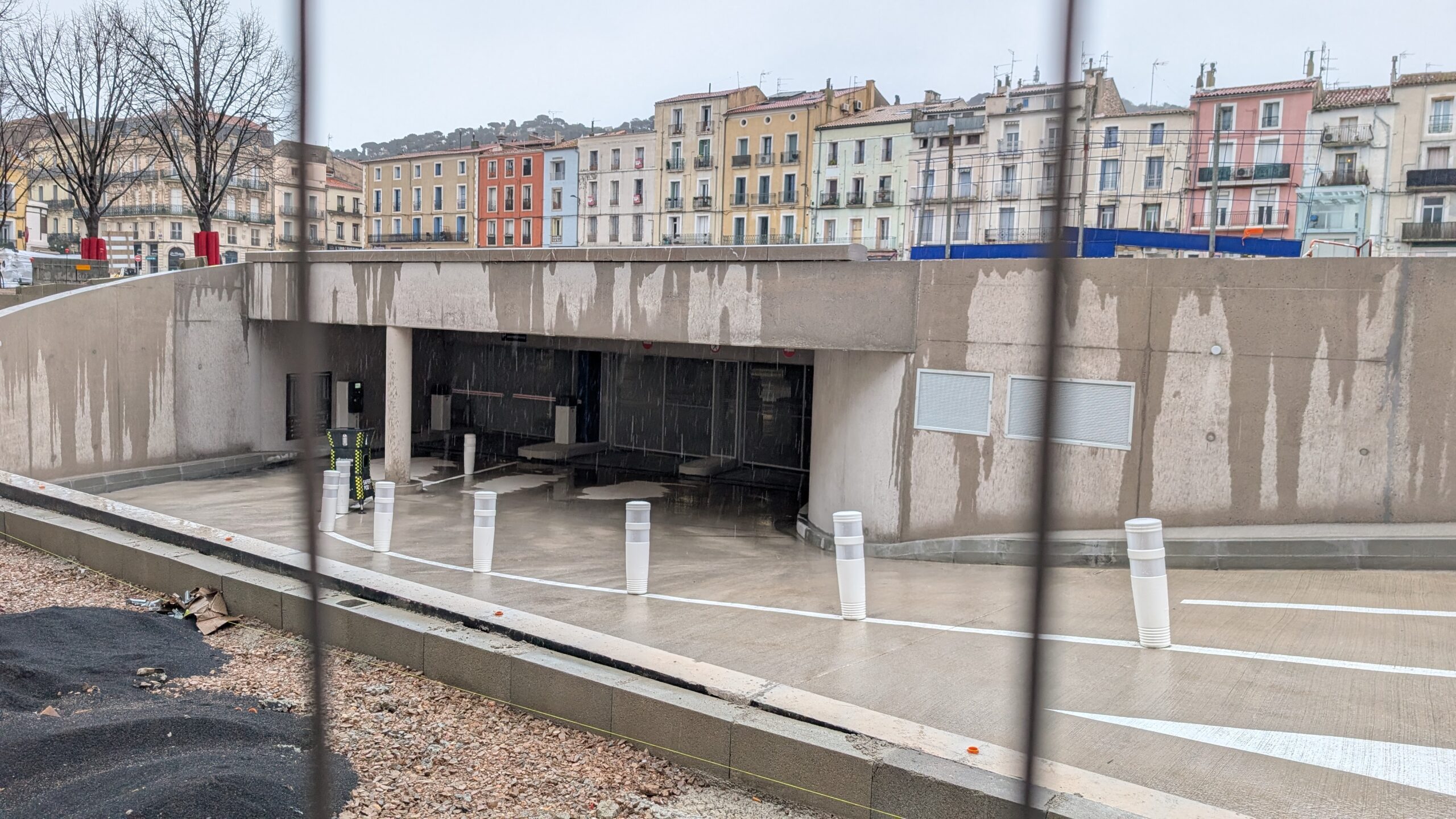 entrée-sortie unique parking Aristide Briand