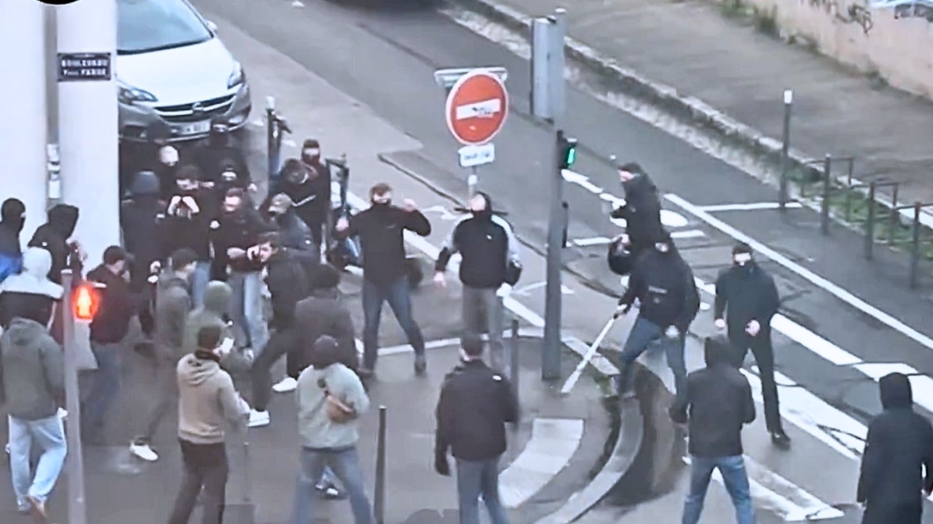 Rixe qui précède le drame de Lyon - Photo - Screen video Canard enchainé
