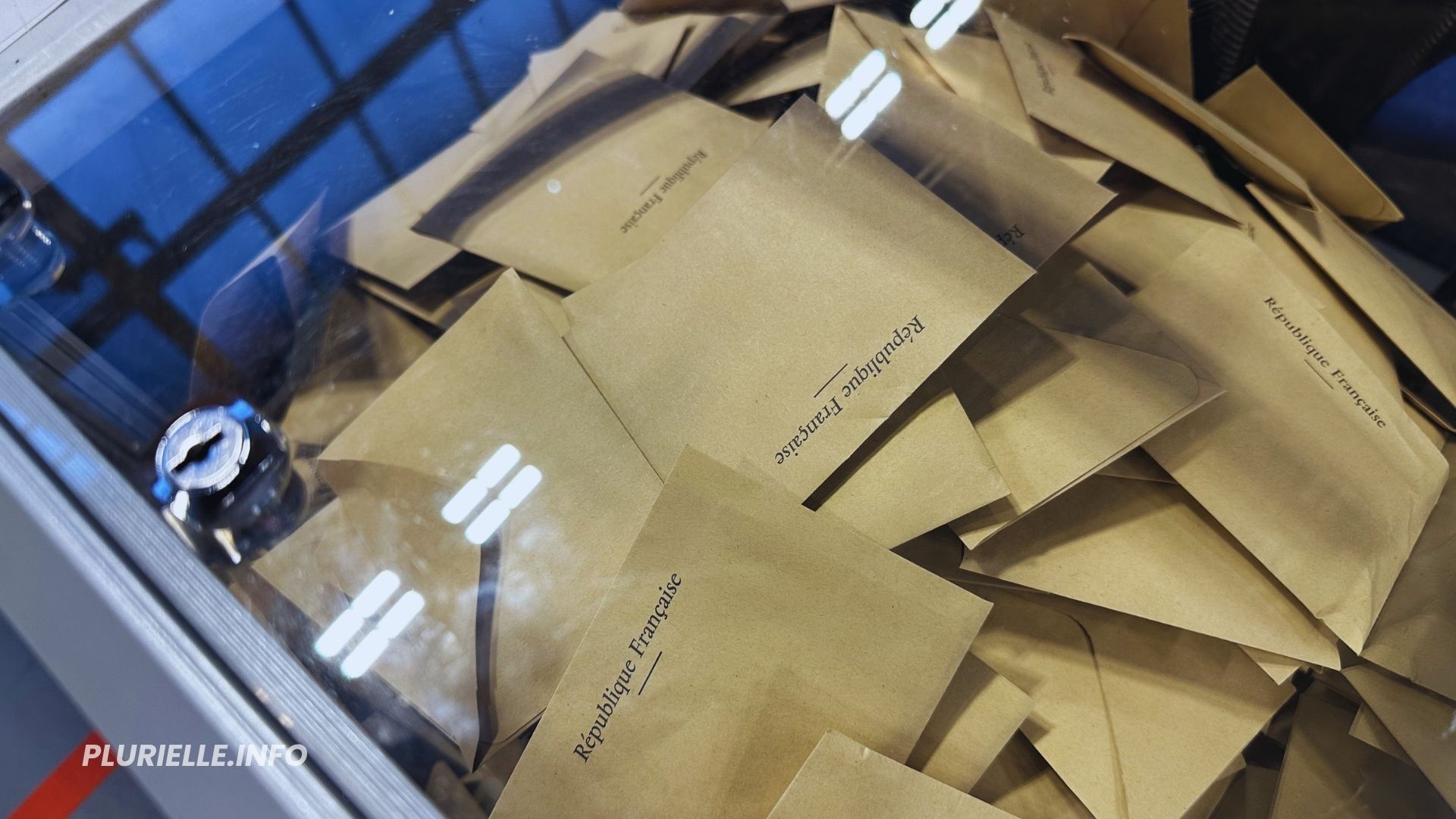 Élection République française urne et enveloppes - Photo - PLURIELLE INFO