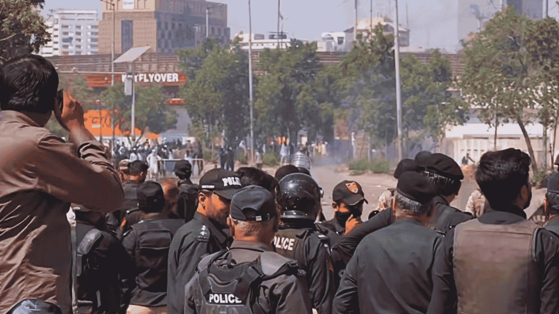 Manifestants devant le consulat américain au Pakistan après l'assassinat du guide suprême iranien - Photo - Associated Press