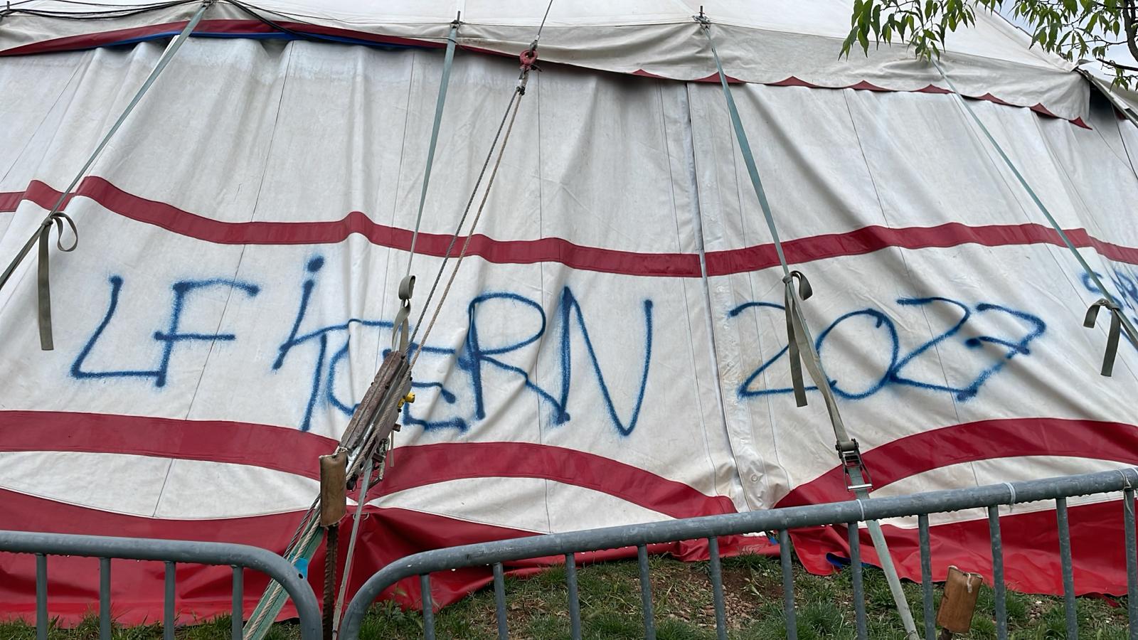 Tags haineux et racistes sur chapiteaux du festival CHAP