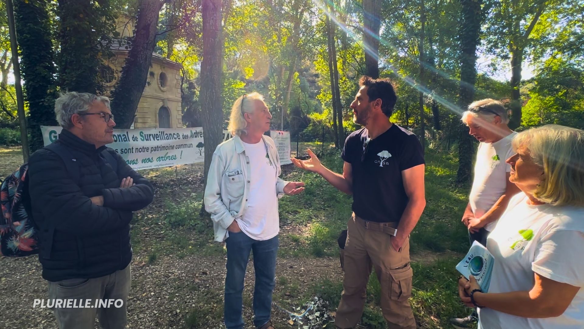 Thomas Brail avec le GNSA local sur le site d'Issanka - Photo - JPV PLURIELLE INFO