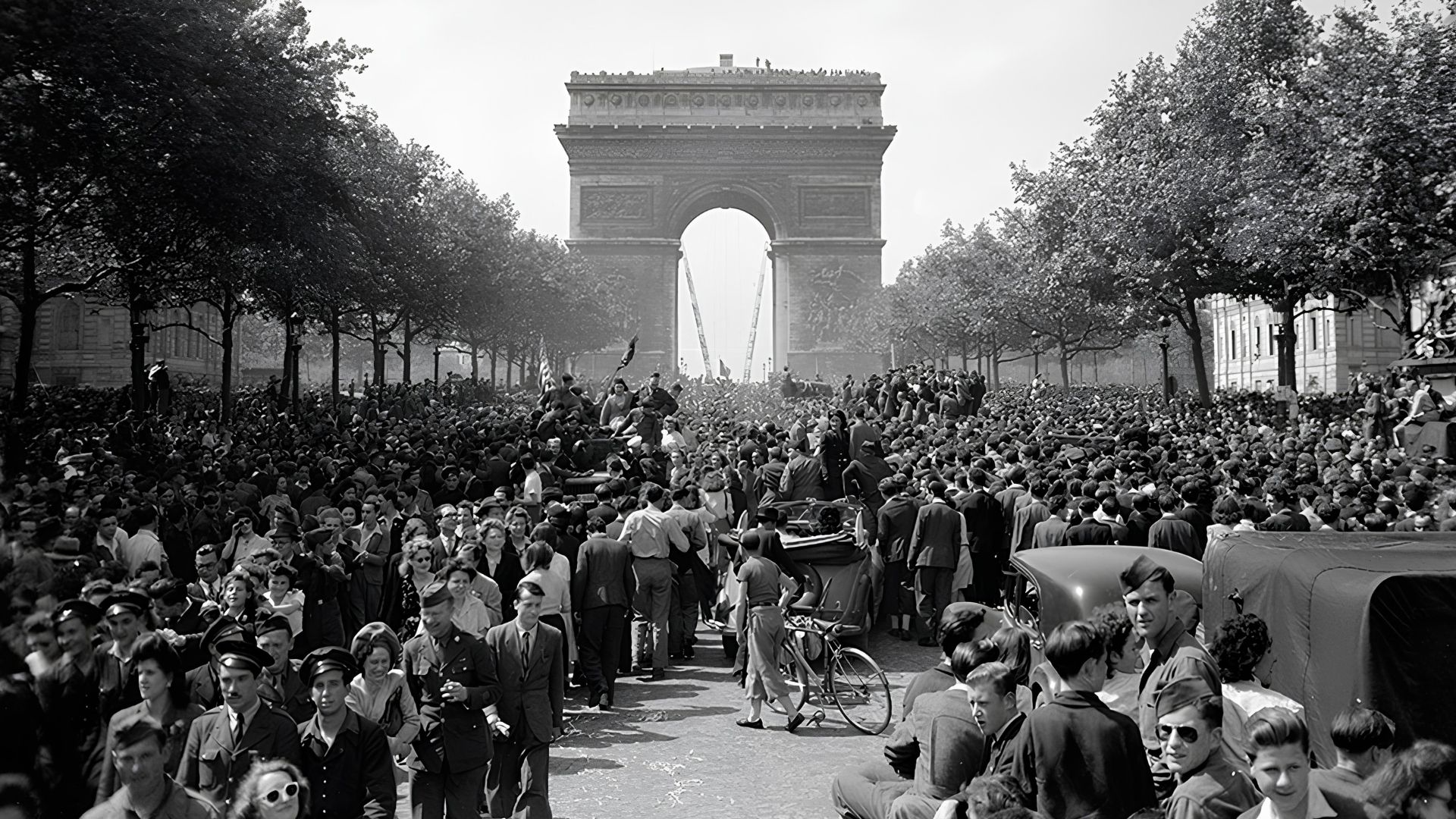 Avenue des Champs-Élysées pour fêter la Libération Paris 8 mai 1945 - Photo - Roger Ladeveze ECPAD Défense