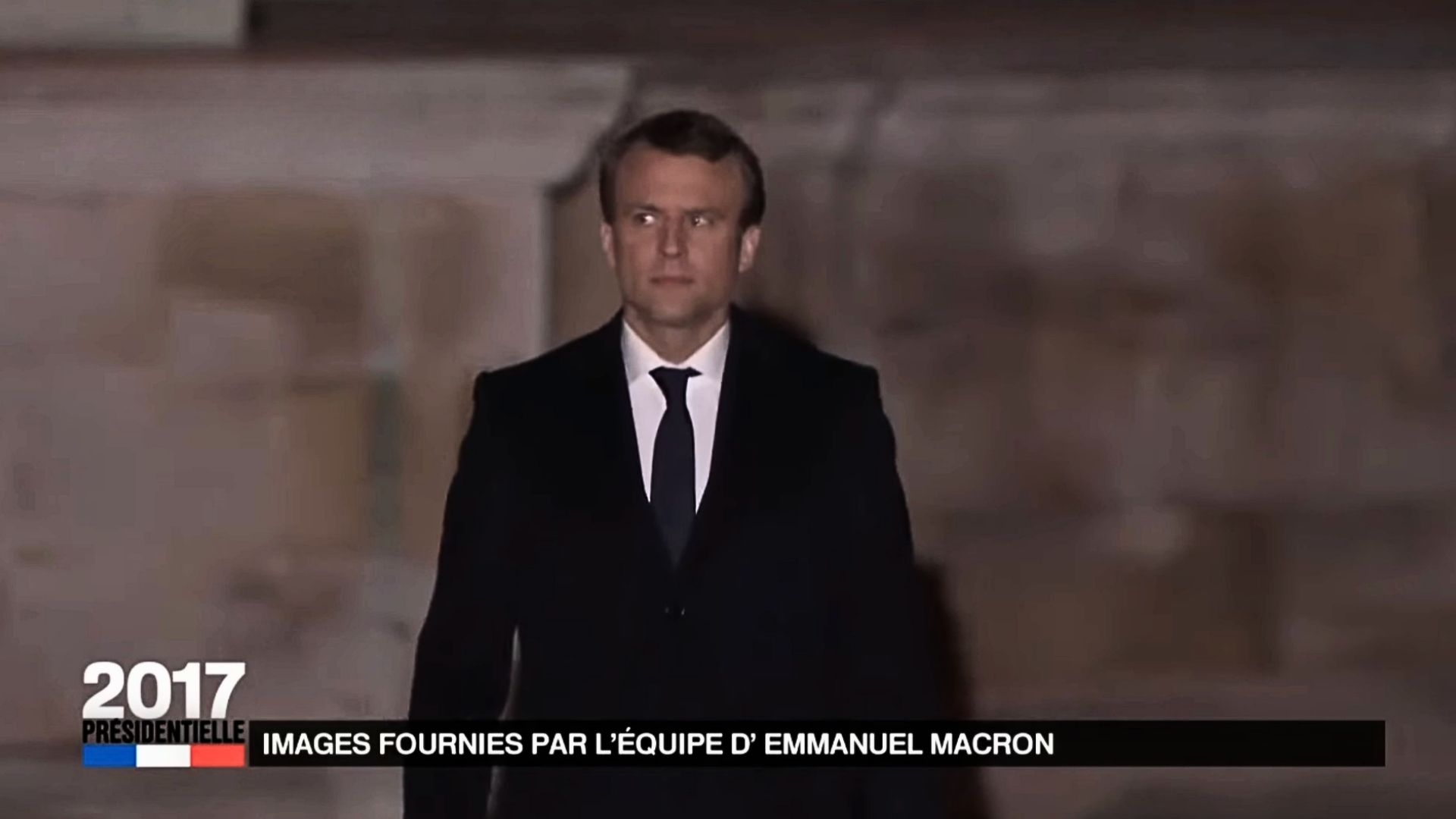 Emmanuel Macron arrive sur scène au Louvre - Photo - DR EM2017