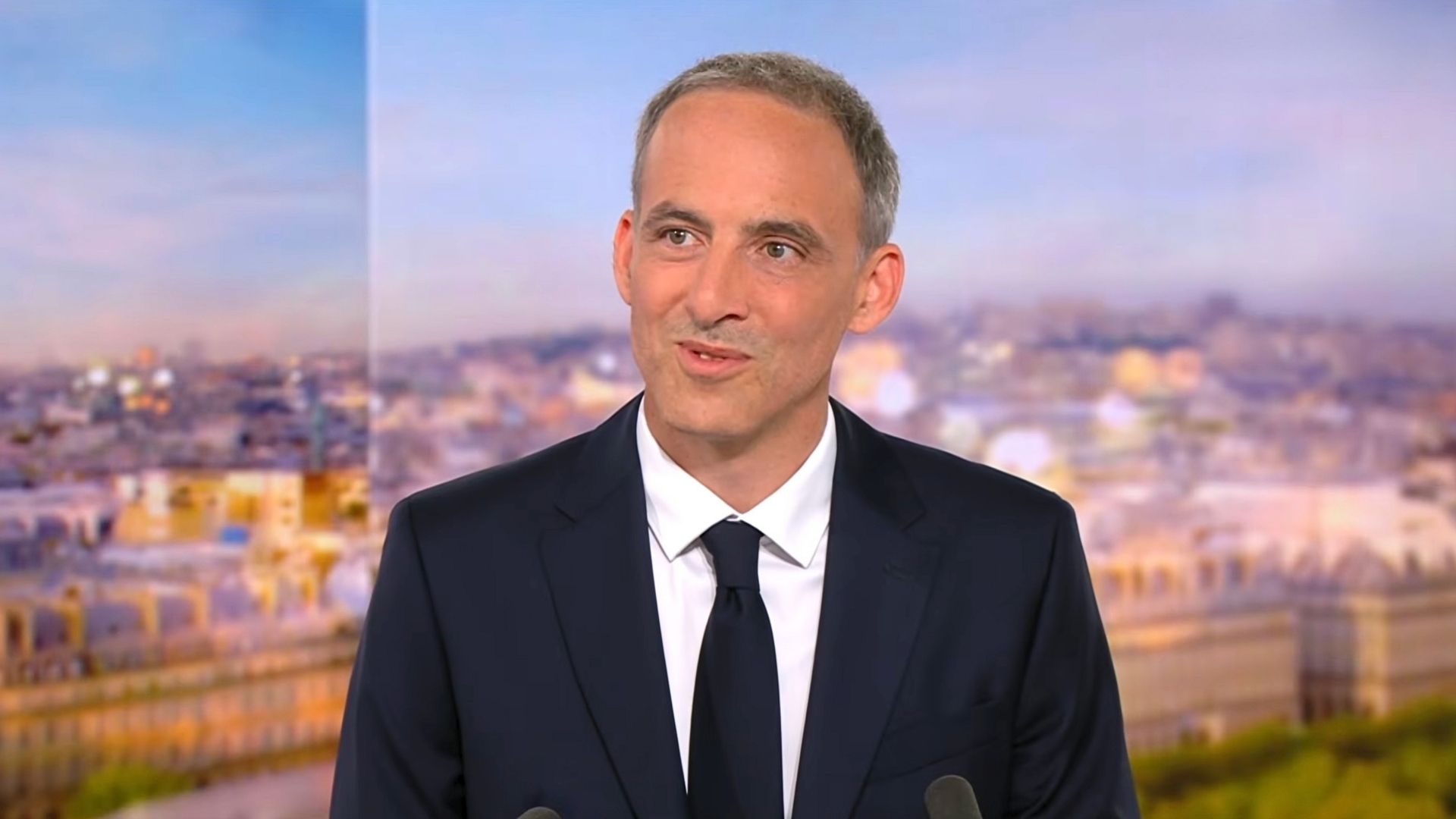 Raphaël Glucksmann sur le plateau de TF1 mai 2026 - Photo - Screen shot TF1 YT