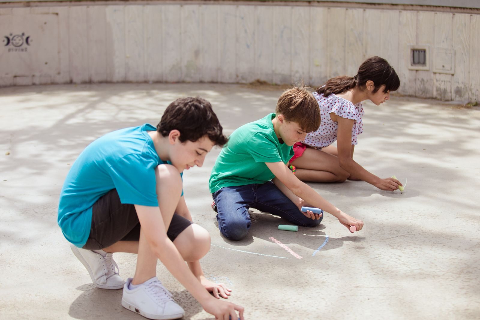 Bâtiments inadaptés et non isolés, cours minéralisées, l'école en surchauffe