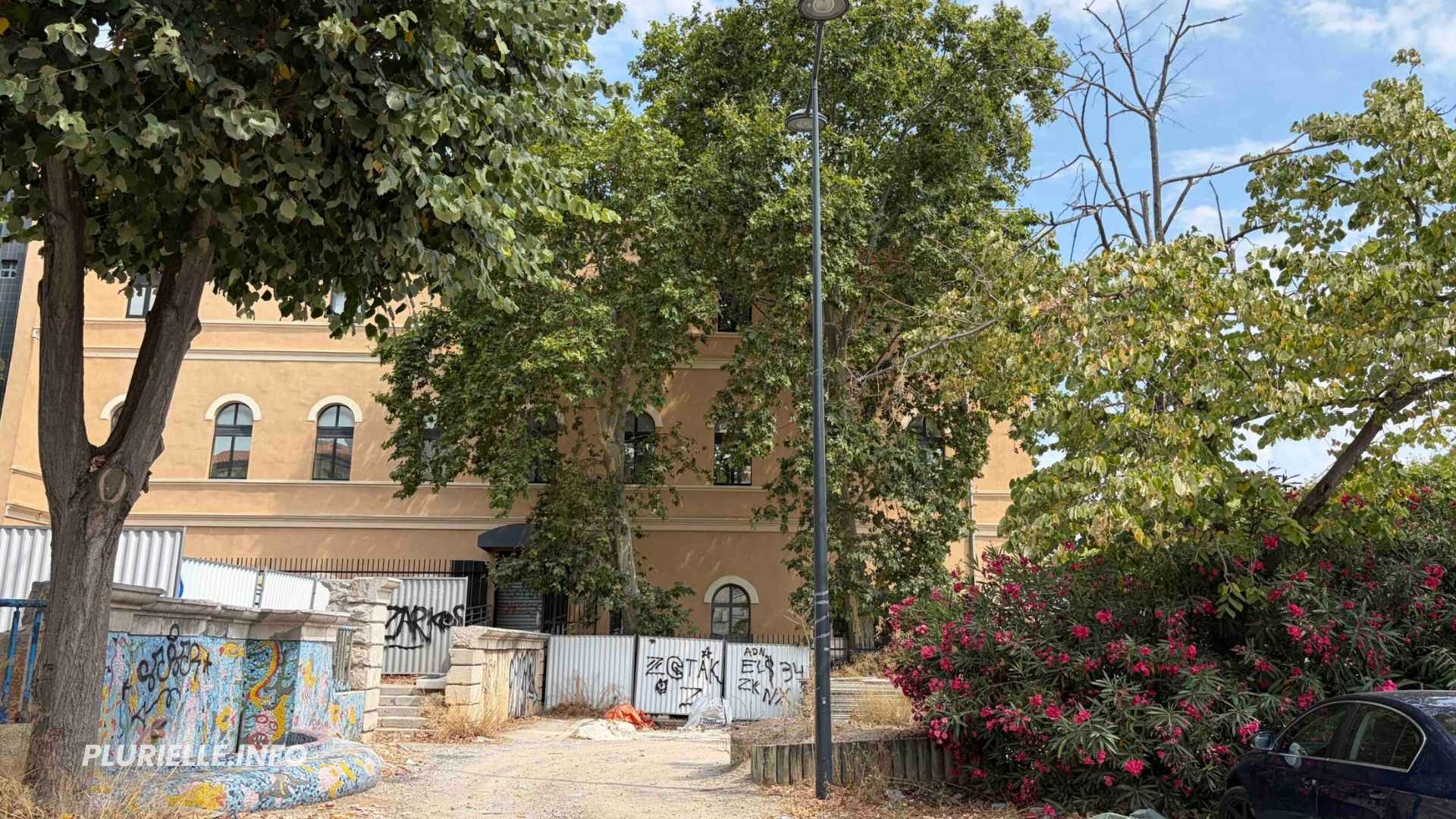Place Jules Moch à moitié condamnée et abandonnée avec sa fontaine - Photo - PLURIELLE INFO