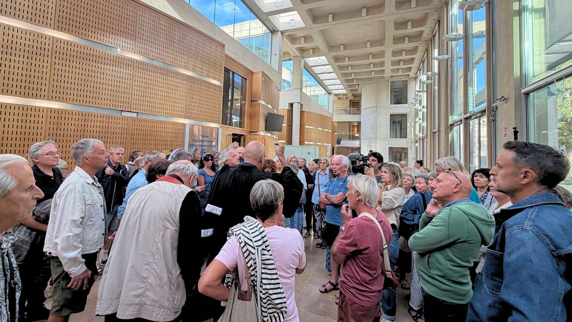 L'association Bancs publics au Tribunal de Montpellier avec leur avocat - Photo - IG / PLURIELLE INFO