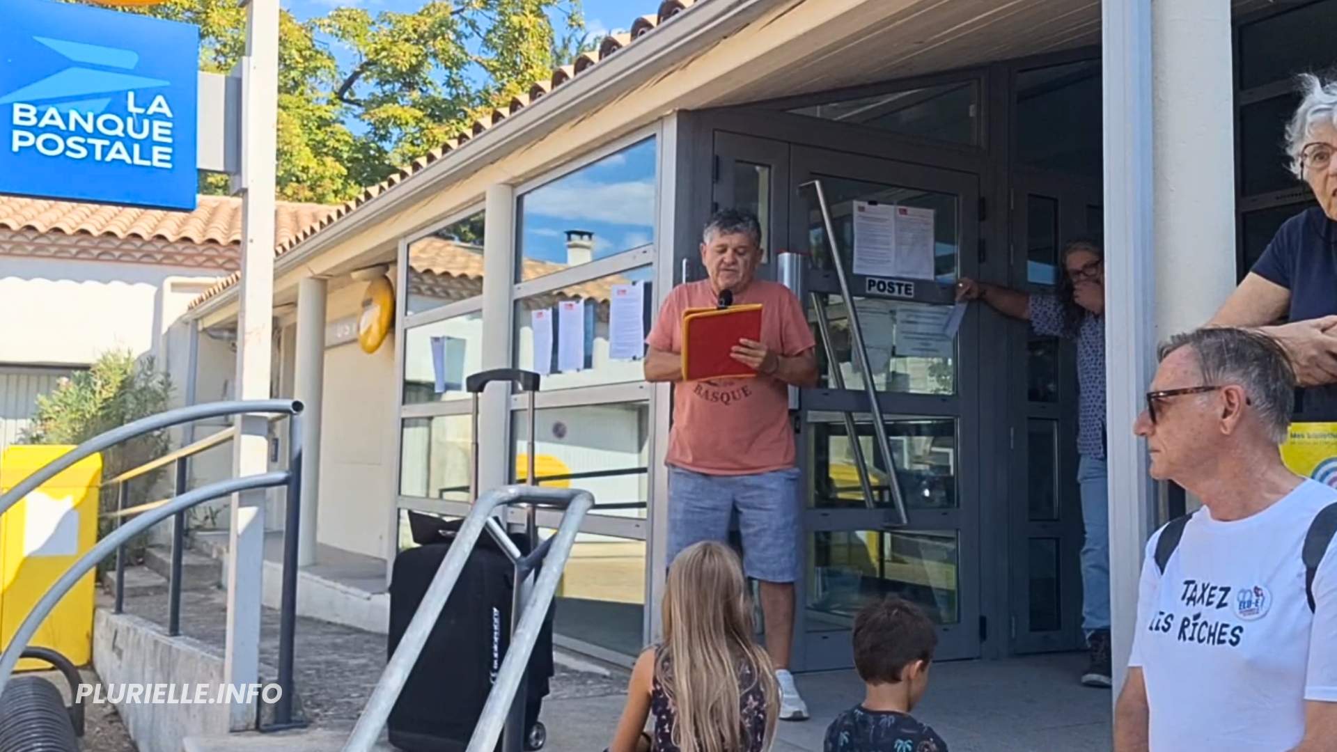 Mobilisation pour La Poste à Aniane - Photo - PLURIELLE INFO