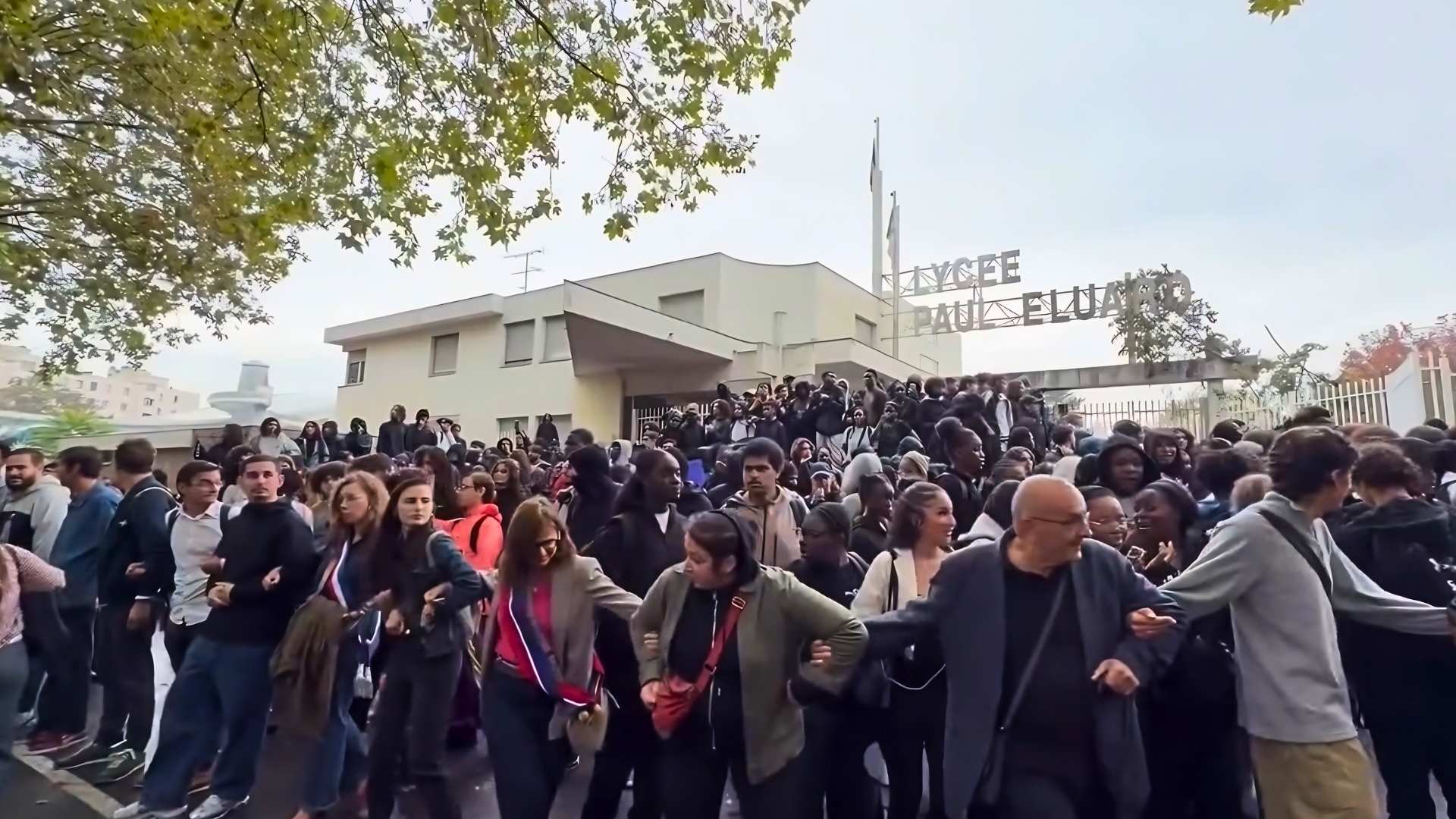 Professeurs et AED du lycée Paul Éluard à Saint-Denis forment un chaîne face à la police pour protéger les lycéens mobilisés - Photo - Flux RP