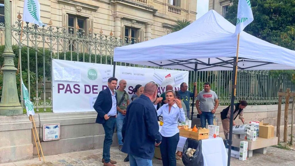 Stand FNSEA devant la préfecture le 27 septembre 2026 à Montpellier - Photo - Goran Cinque