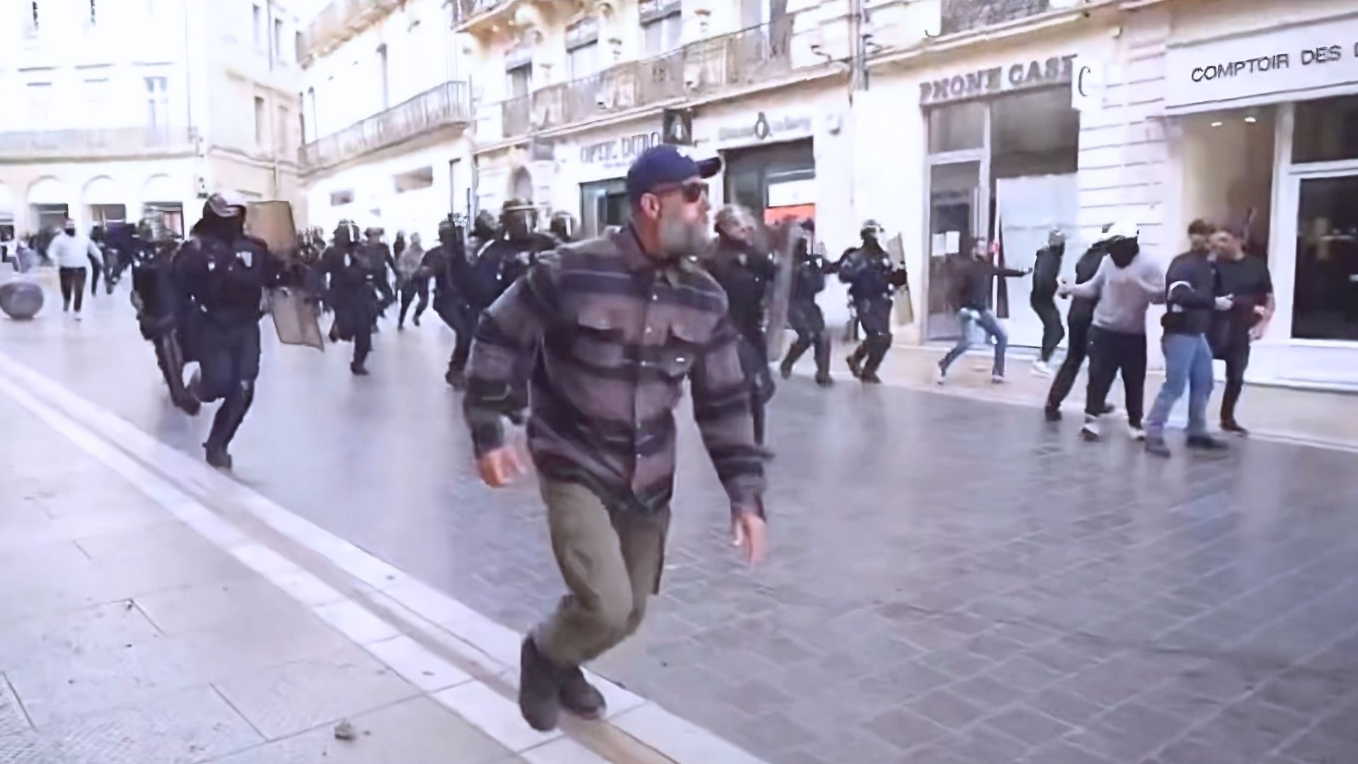 Des manifestants dispersés, des militants d'extrême droite protégés à Montpellier le 24 octobre 2026 - Photo - Video David Hutin