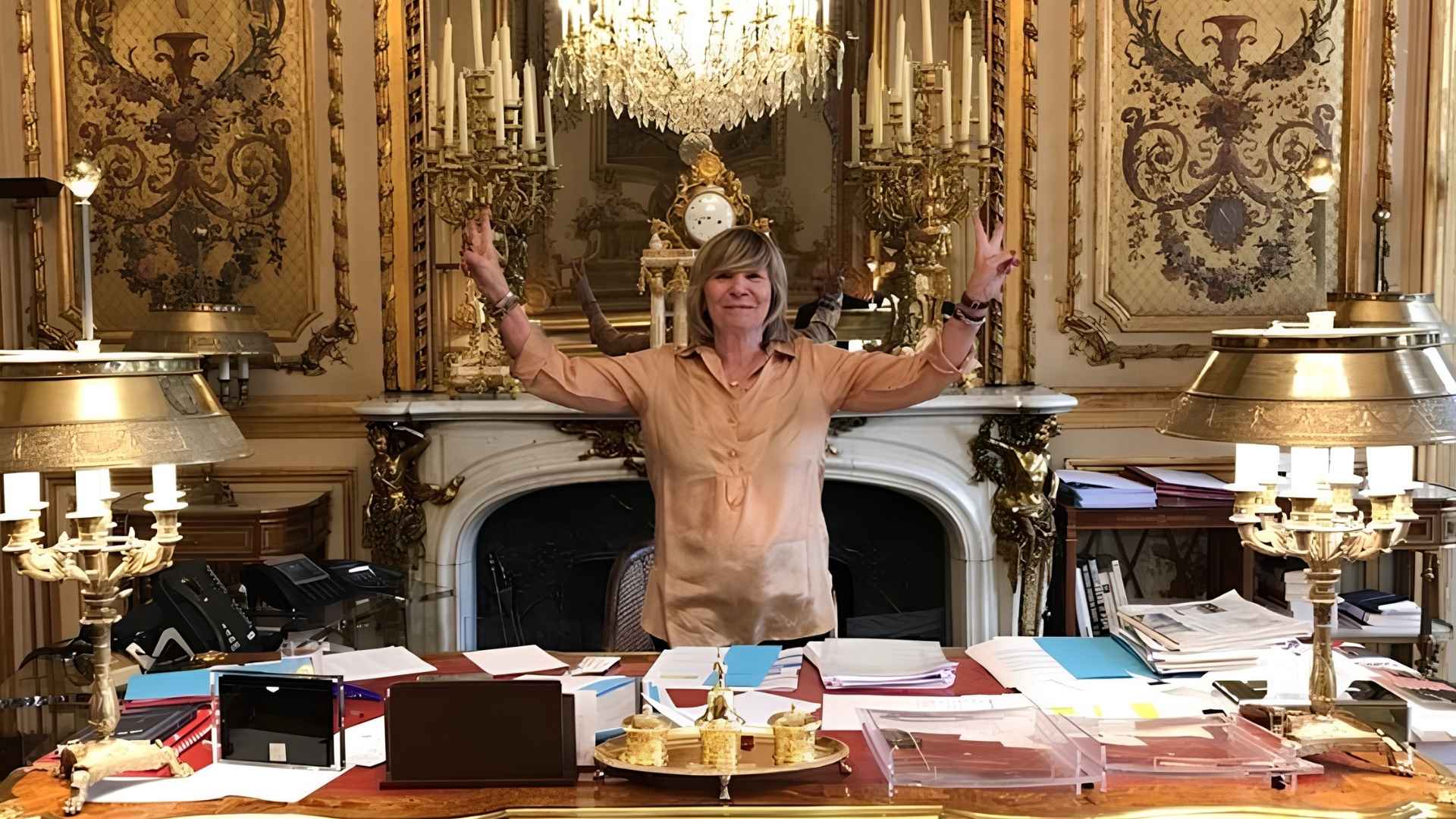 Mimi Marchand derrière le bureau d'Emmanuel Macron en 2017 - Photo - Autoportrait
